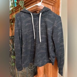 Vuori halo essential hoodie camo